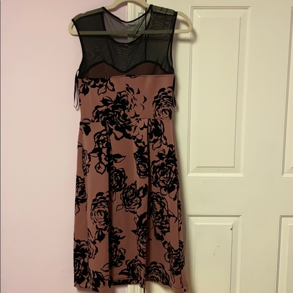 Vestido con toques floreado